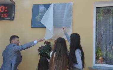 «Їхня смерть не була даремною»: на фасаді «Рівнеоблводоканалу» відкрили меморіальну дошку Георгію Арутюняну 